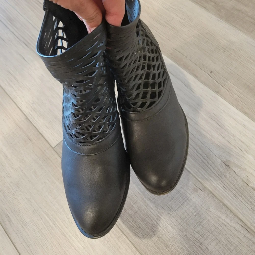 SUGAR ARLENE BLACK ANKLE BOOTIES SIZE 8.5